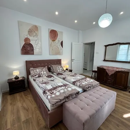 Aristocrat With Free Parking Apartment
